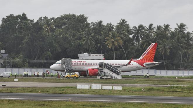 Noupia - Air India plane makes emergency landing in Canada after bomb threat